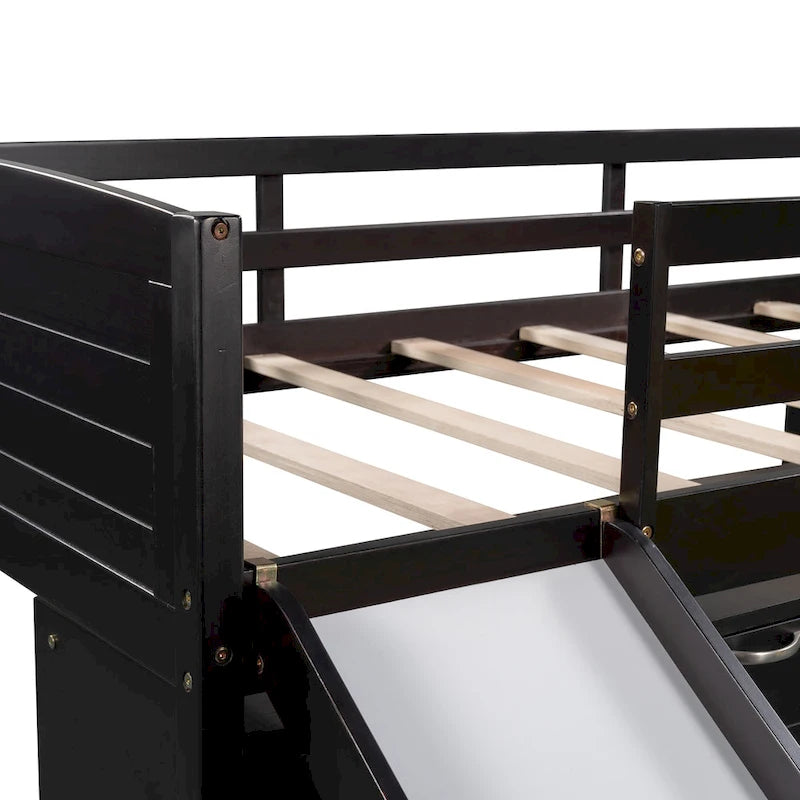 Lit mezzanine bas une place avec armoires, étagères et toboggan
