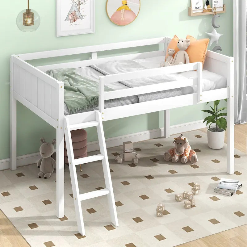 Lit mezzanine bas blanc en bois massif de taille double avec échelle et chicane de clôture, et support de lattes en bois pour chambre à coucher