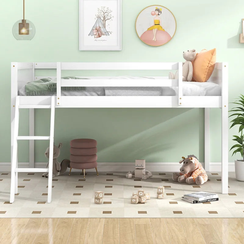 Lit mezzanine bas blanc en bois massif de taille double avec échelle et chicane de clôture, et support de lattes en bois pour chambre à coucher