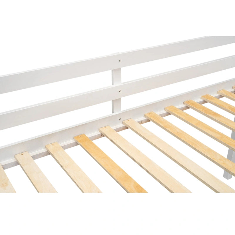 Lit mezzanine bas blanc en bois massif de taille double avec échelle et chicane de clôture, et support de lattes en bois pour chambre à coucher