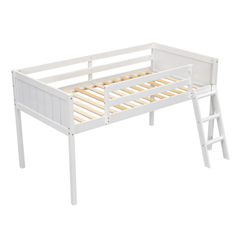 Lit mezzanine bas blanc en bois massif de taille double avec échelle et chicane de clôture, et support de lattes en bois pour chambre à coucher