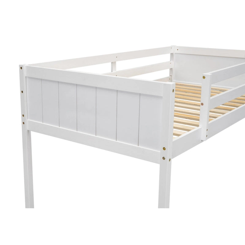 Lit mezzanine bas blanc en bois massif de taille double avec échelle et chicane de clôture, et support de lattes en bois pour chambre à coucher
