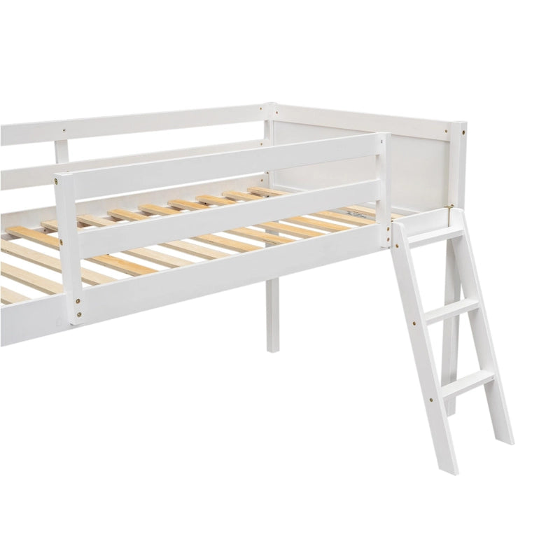 Lit mezzanine bas blanc en bois massif de taille double avec échelle et chicane de clôture, et support de lattes en bois pour chambre à coucher