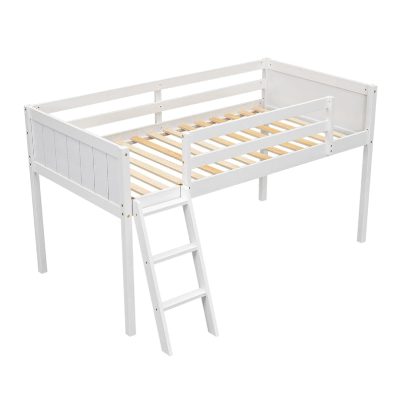 Lit mezzanine bas blanc en bois massif de taille double avec échelle et chicane de clôture, et support de lattes en bois pour chambre à coucher