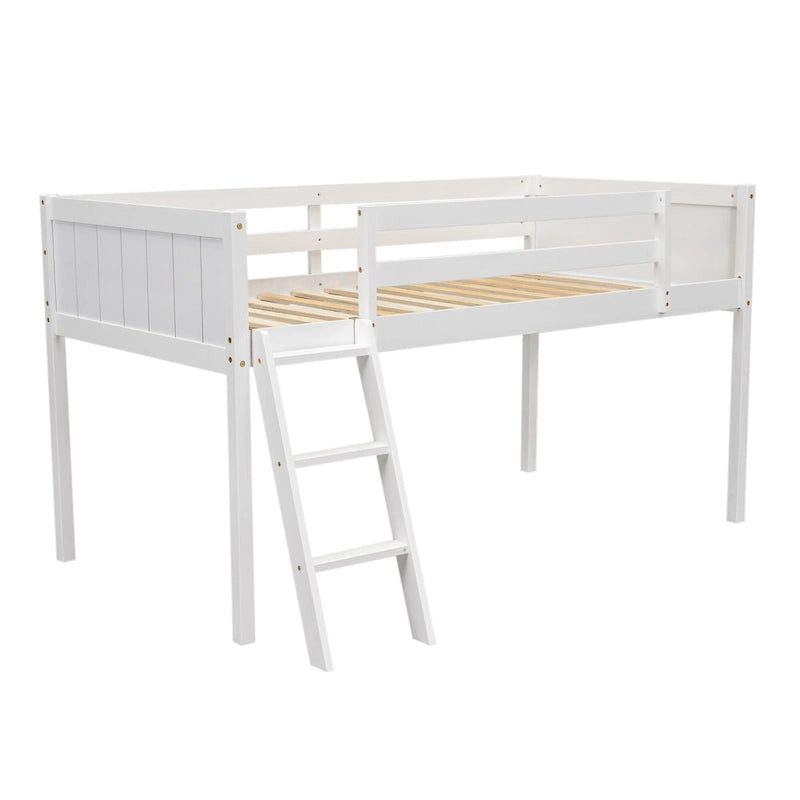 Lit mezzanine bas blanc en bois massif de taille double avec échelle et chicane de clôture, et support de lattes en bois pour chambre à coucher