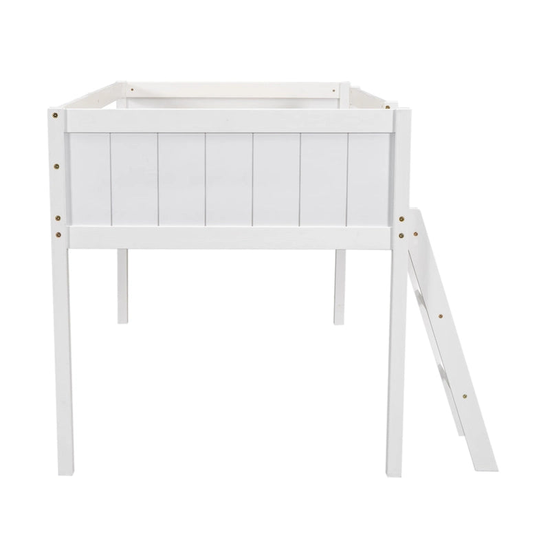Lit mezzanine bas blanc en bois massif de taille double avec échelle et chicane de clôture, et support de lattes en bois pour chambre à coucher